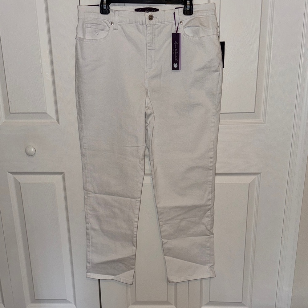 Gloria Vanderbilt White Jeans, size 16s, NEW